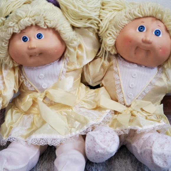 Twin Blonde Cabbage patch dolls from the 80s - Picture 1 of 6